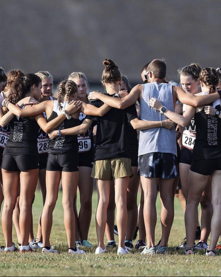 WOXC+huddling+before+the+Portage+Invite%2C+their+first+race+of+the+season